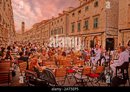 Serata in via Stradun nel centro storico di Dubrovnik, costa dalmata, Croazia. Foto Stock