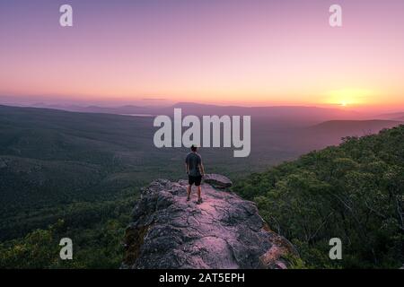 Un ragazzo in piedi su reeds belvedere nel Grampians National Park, Australia Foto Stock