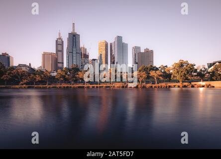 Città di Melbourne. Immagine del paesaggio urbano di Melbourne, Australia durante il tramonto estivo Foto Stock