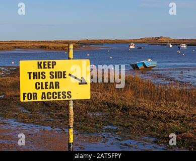 A Keep This Side Clear For Access Sign in the car Park in North Norfolk at Burnham Overy Staitthe, Norfolk, England, United Kingdom, Europe. Foto Stock