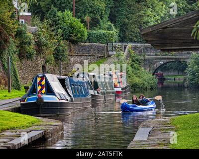 Barche a remi ormeggiate e canoa sul canale di Macclesfield a Marple Foto Stock