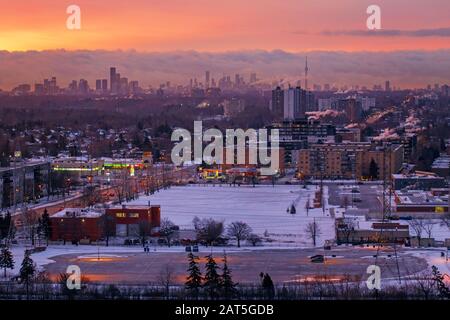 Toronto, Ontario, Canada - 9 gennaio 2020: Vista aerea dall'alto del paesaggio invernale mattutino nella città di Toronto, Canada. Canadese centro urbano o residenza Foto Stock