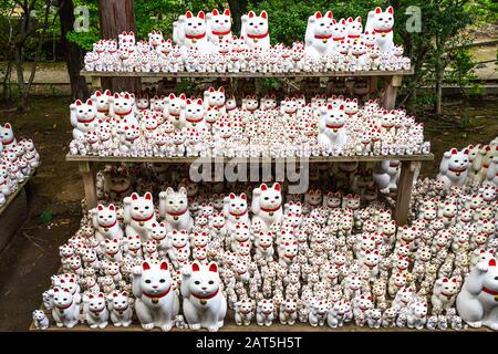 Migliaia di statue maneki-neko sono esposte nel giardino del Tempio Gotokuji a Tokyo, Giappone Foto Stock