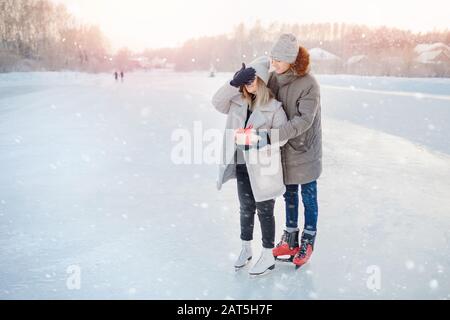 Ragazzo mantiene la sua ragazza gli occhi coperti mentre ella dando un  regalo sorpresa romantica Foto stock - Alamy