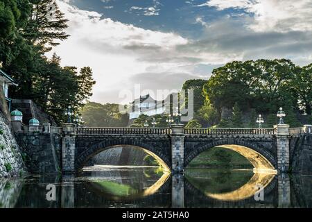 Il Ponte di Nijubashi se il Palazzo Imperiale di Tokyo si rifletteva nell'acqua al tramonto, in Giappone Foto Stock