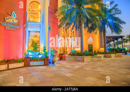 Doha, Qatar - 18 febbraio 2019: Ingresso del ristorante arabo Yasmine Palace sul lungomare del porticciolo di Corniche a Porto Arabia al Pearl-Qatar Foto Stock