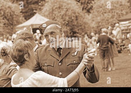 Donna che danzava con un uomo che indossava una divisa dell'aeronautica cecoslovacca della seconda guerra mondiale, il 1940's Day, Valley Gardens, Harrogate, North Yorkshire, Inghilterra, REGNO UNITO. Foto Stock