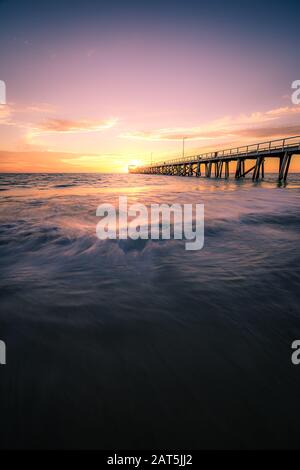 Tramonto su Grange jetty, Adelaide, South Australia Foto Stock