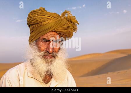 Ritratto di un anziano pilota di cammello, deserto di Thar, Rajasthan, India Foto Stock