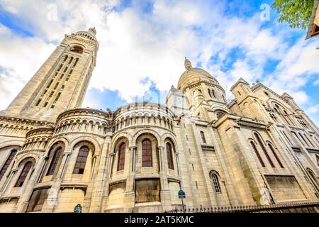 Retro della Basilica del Sacro cuore di Montmartre in una bella giornata di sole con cielo blu. Chiesa Del Sacro Cuore Di Parigi In Francia, Europa. Popolare Foto Stock
