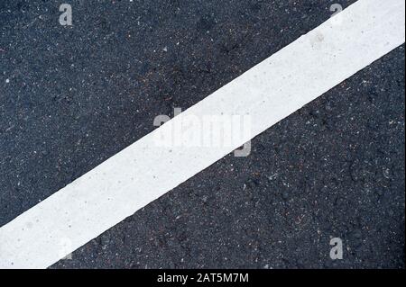 linea di marcatura bianca diagonale ravvicinata sull'asfalto Foto Stock