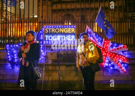 Westminster, London, 30th Jan 2020. I manifestanti europei continuano a schierarsi fuori dal Parlamento con una veglia notturna contro la Brexit, che comprende bandiere illuminate, cartelli e un sistema sano. Credito: Imageplotter/Alamy Live News Foto Stock