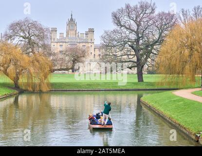 Punch sul fiume Cam passato Trinity College, università di Cambridge, Inghilterra, in una tranquilla e misty giornata invernale, con il St John's college nel backgro Foto Stock