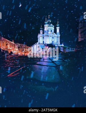 Chiesa di Sant'Andrea a Kiev con fiocchi di neve e illuminazione notturna, Ucraina Foto Stock