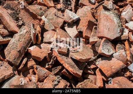 Schiacciato vecchio tetto in ceramica rossa tegole in primo piano come sfondo grunge Foto Stock