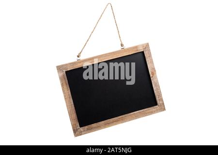 Lavagna bianca vintage con struttura in legno e corda per appendere, isolata su sfondo bianco Foto Stock
