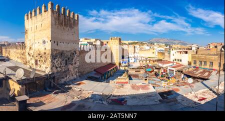 Le mura della città di Fes in Marocco. Foto Stock