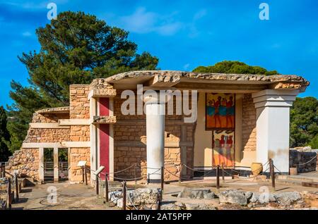 Ammira le rovine del famoso palazzo minoico di Cnosso, il centro della civiltà minoica e uno dei più grandi siti archeologici della Grecia. Foto Stock