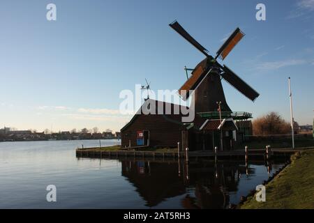 Mulino ad Amsterdam sul fiume Zaandam al tramonto in olanda Foto Stock