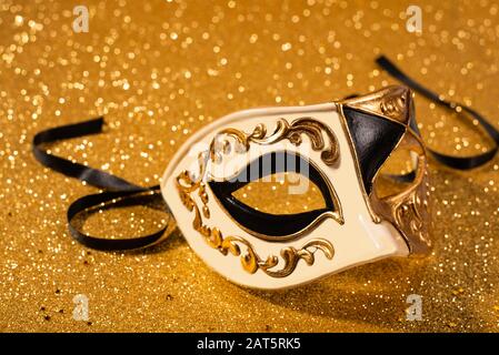 Maschera veneta carnevale con sfondo oro glitter Foto Stock