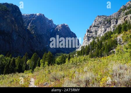 Un sentiero conduce in profondità nel bellissimo Death Canyon nel Parco Nazionale del Grand Teton. Foto Stock