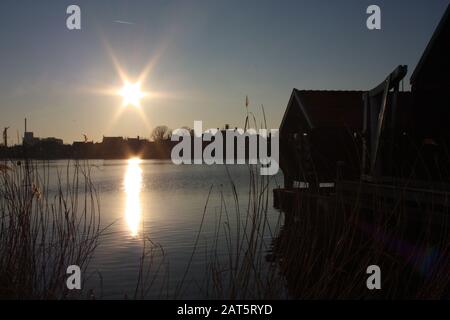 Mulino ad Amsterdam sul fiume Zaandam al tramonto in olanda Foto Stock