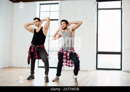 ballerini multiculturali che posano mentre ballano musica jazz in studio di danza Foto Stock