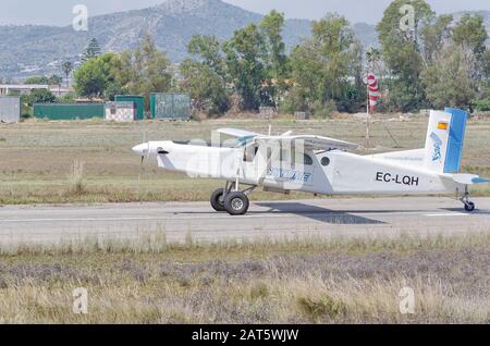 Piccolo aereo - Pilatus PC-6 / B2-H4 Turbo Porter -, nella pista del campo di volo di Castellon de la Plana (Spagna). Trasporto aereo privato leggero Foto Stock