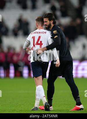 Portiere Alisson Becker e Jordan Henderson di Liverpool a tempo pieno durante la partita della Premier League tra West Ham United e Liverpool all'Ol Foto Stock