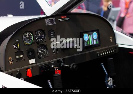 Cabina di pilotaggio di un piccolo aereo elettrico ok-wau 08, Praga, Cechia, novembre 2019 Foto Stock