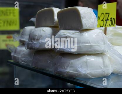 Formaggio bianco villaggio. È stato preso nel mercato. È stato prodotto in Turchia. Foto Stock