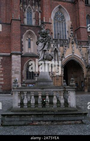 Polonia, Wroclaw - 20 gennaio 2020: Statua della Madonna col Bambino di fronte all'ingresso principale dell'Archcattedrale. Madonna ha un giuramento di sette stelle Foto Stock