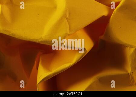 Giallo Brillante Crumped Cardstock Abstract Sfondo Texture Foto Stock