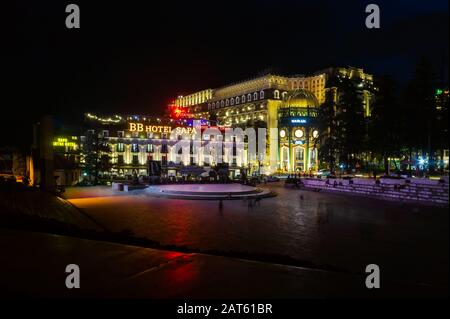 Sapa, Vietnam, 09 ottobre 2018, vista dell'architettura dell'edificio vecchio di Sun Plaza, splendido design art deco nella piazza della città, centro commerciale e stazione funicolare Foto Stock