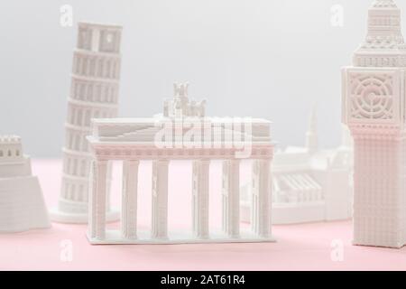 fuoco selettivo della statuetta della porta di brandeburgo vicino alla grande torre ben su grigio e rosa Foto Stock