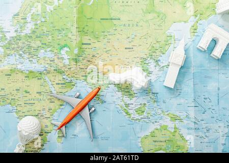 vista dall'alto di un piccolo aereo sulla mappa vicino alle attrazioni del mondo Foto Stock