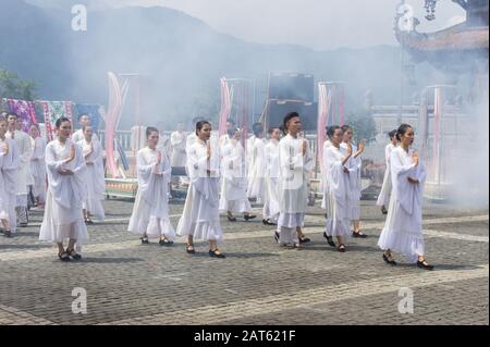 Sapa, Vietnam, 10 ottobre 2019 spettacolo di danza al North West Food and Cultural Festival 2019. Al Sun World Fansipan Legend Resort Foto Stock