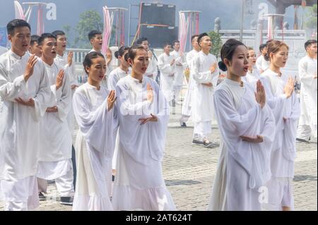 Sapa, Vietnam, 10 ottobre 2019 spettacolo di danza al North West Food and Cultural Festival 2019. Al Sun World Fansipan Legend Resort Foto Stock