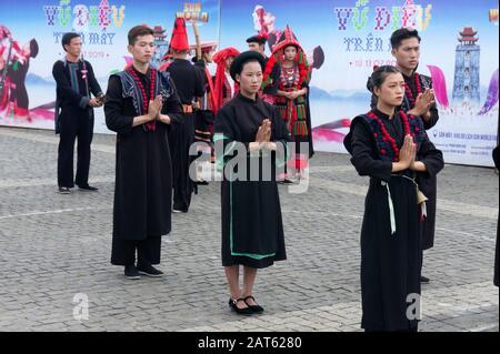 Sapa, Vietnam, 10 ottobre 2019 spettacolo di danza al North West Food and Cultural Festival 2019. Al Sun World Fansipan Legend Resort Foto Stock