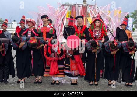Sapa, Vietnam, 10 ottobre 2019 spettacolo di danza al North West Food and Cultural Festival 2019. Artisti in costumi nazionali al Sun World Fansipan le Foto Stock