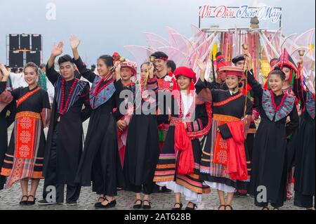 Sapa, Vietnam, 10 ottobre 2019 spettacolo di danza al North West Food and Cultural Festival 2019. Artisti in costumi nazionali al Sun World Fansipan le Foto Stock