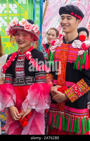 Sapa, Vietnam, 10 ottobre 2019 Artisti in costumi nazionali al North West Food and Cultural Festival 2019. Sun World Fansipan Legend Resort Foto Stock