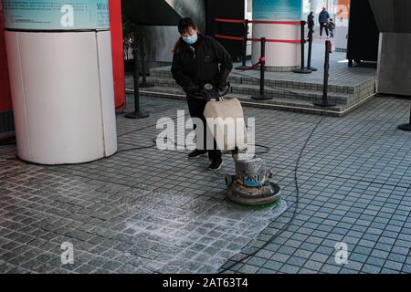 Hong Kong, Cina. 30th Gen 2020. Un pulitore della strada usa un pavimento di scrubber per pulire un'area pubblica a Hong Kong. L’Organizzazione Mondiale della Sanità ha definito l’epidemia di coronavirus in Cina un’emergenza sanitaria globale. Credito: Keith Tsuji/Zuma Wire/Alamy Live News Foto Stock