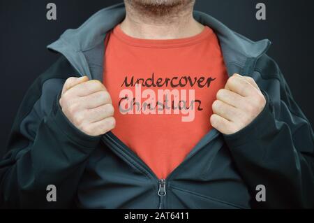 un uomo con le parole undercover christian sulla sua t-shirt rossa Foto Stock