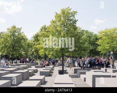 Berlino, GERMANIA - 30 LUGLIO 2017: I turisti Al Memoriale per gli ebrei Assassinati d'Europa Foto Stock