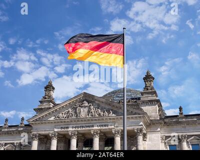 Berlino, GERMANIA - 29 AGOSTO 2017: Germania concetto politico Bandiera tedesca di fronte al palazzo del Reichstag Foto Stock