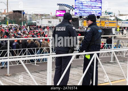 La polizia monitora la folla in attesa fuori vicino al lungomare del New Jersey - per entrare nel rally "Keep America Great" Foto Stock