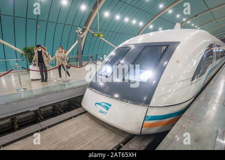 Shanghai, Cina, 28th Jan 2020, una coppia che indossa maschere mediche alla stazione ferroviaria durante lo scoppio del Coronavirus Foto Stock