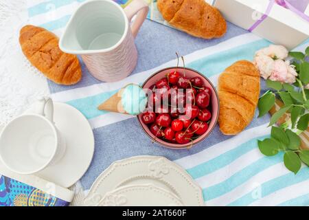 Picnic estivo con ciliegie mature e gelato. Foto Stock