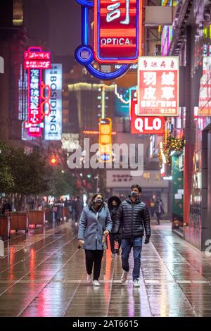 Shanghai, Cina, 27th Jan 2020, Le Persone che indossano maschere mentre acquistano a Nanjing Road per evitare di catturare il Coronavirus Foto Stock